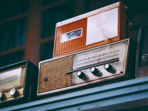 Een rode transistorradio op een houten campingtafel in de zomer