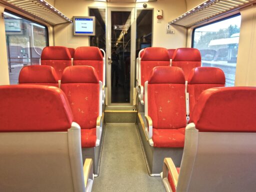 Interieur van een oude treincoupé met stoffen bekleding en houten panelen