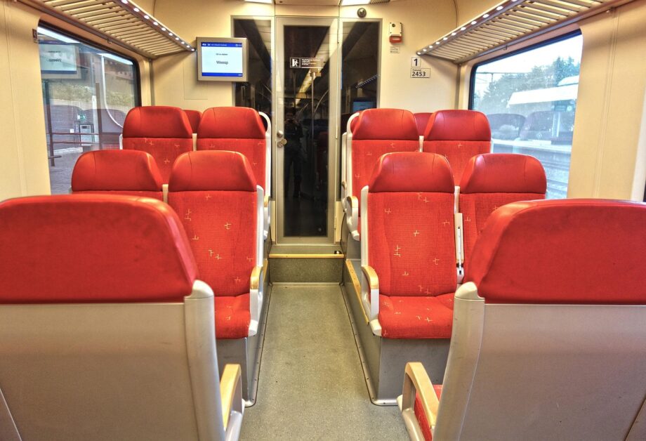 Interieur van een oude treincoupé met stoffen bekleding en houten panelen