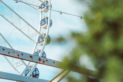 Een verlaten, begroeide carrousel in een voormalig pretpark