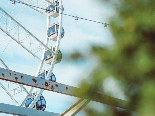 Een verlaten, begroeide carrousel in een voormalig pretpark