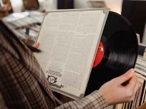 Stapel cd's uit de jaren 2000 als symbool voor vergeten muziek uit dat decennium