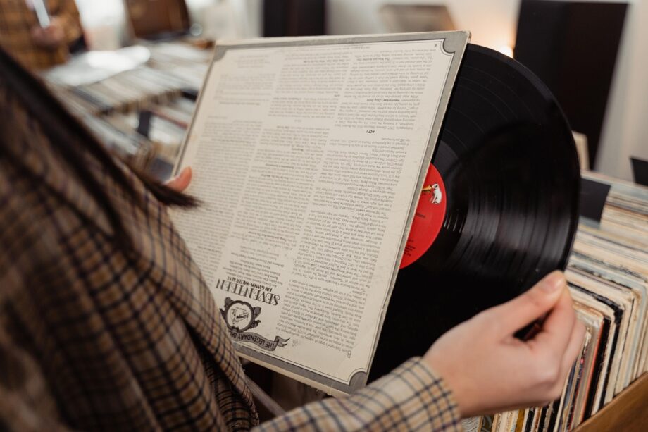 Stapel cd's uit de jaren 2000 als symbool voor vergeten muziek uit dat decennium