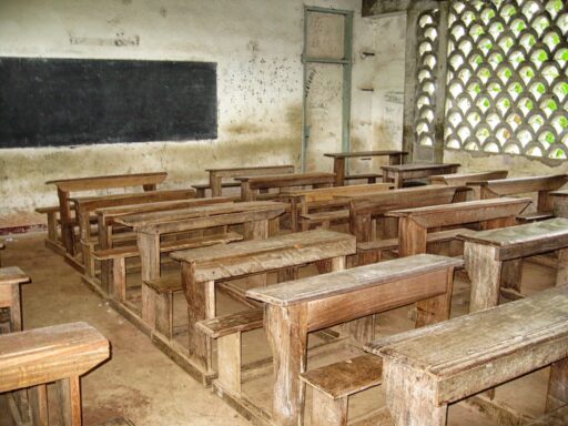 Een oud schoolbord in een klaslokaal met krijtletters, zoals kinderen vroeger bij grammaticalessen gebruikten