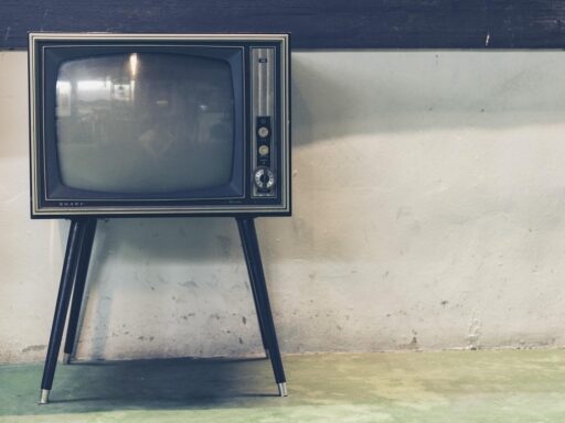 Een oude televisie in een woonkamer met zomers licht dat door de gordijnen valt