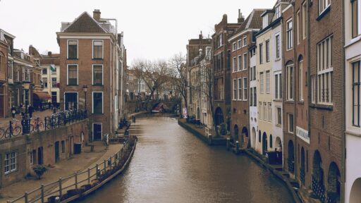 De Oudegracht in Utrecht met historische werfkelders en trapgevels langs het water
