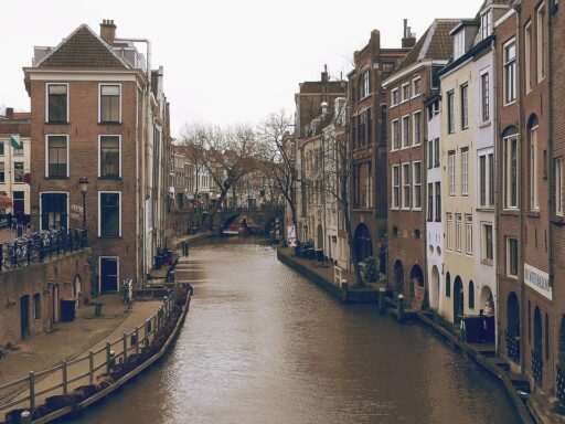 De Oudegracht in Utrecht met historische werfkelders en trapgevels langs het water