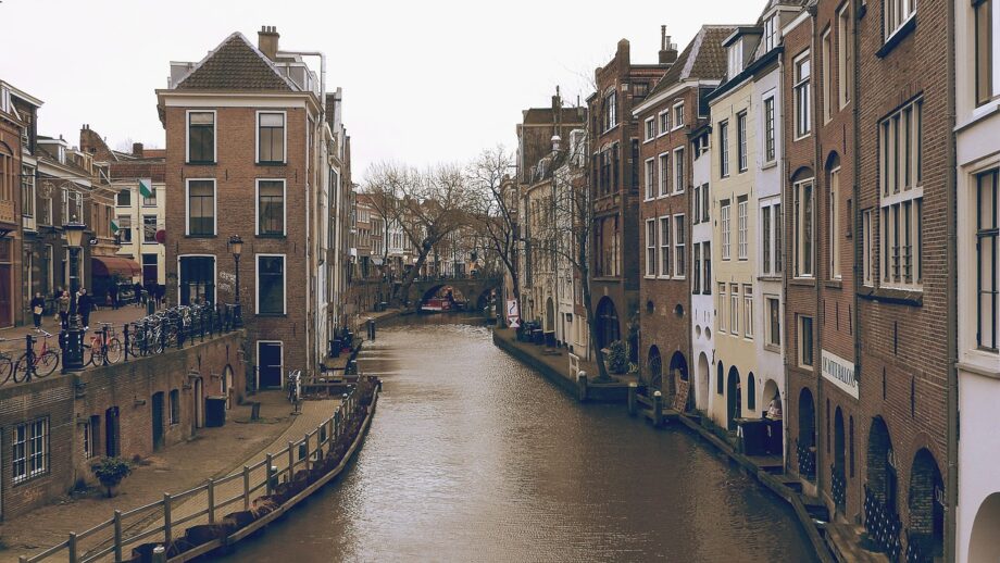 De Oudegracht in Utrecht met historische werfkelders en trapgevels langs het water