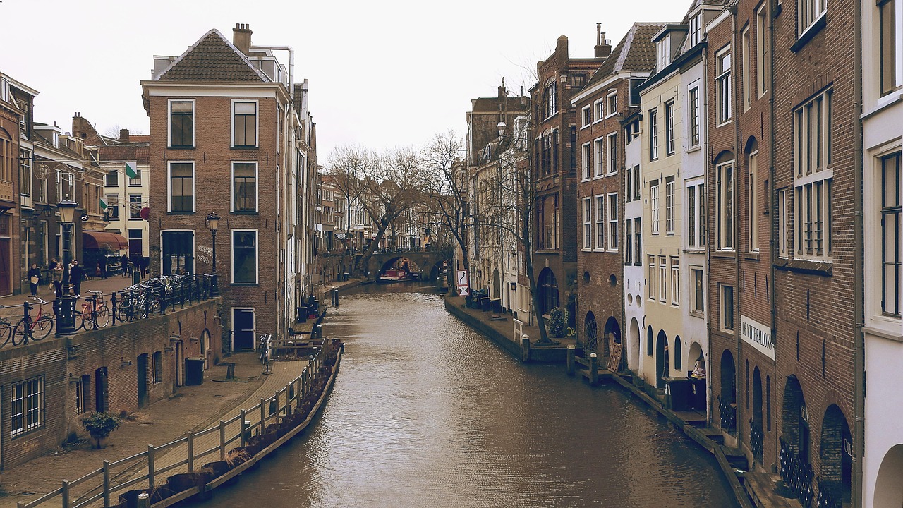 De Oudegracht in Utrecht met historische werfkelders en trapgevels langs het water