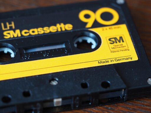 Een oude cassettespeler met een bandje erin, klaar voor opname