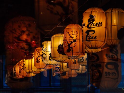 Rode lampionnen en gouden decoraties in een traditioneel Chinees restaurant