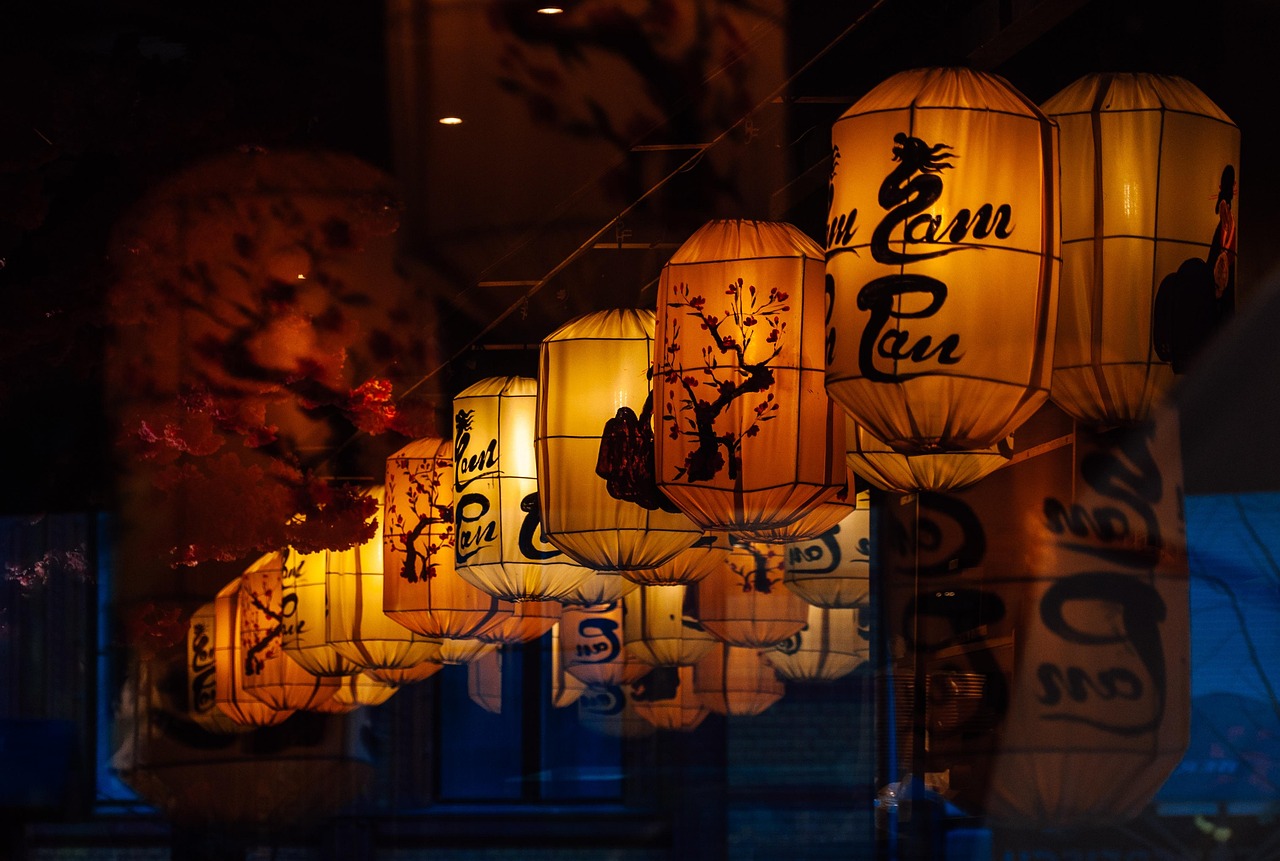 Rode lampionnen en gouden decoraties in een traditioneel Chinees restaurant