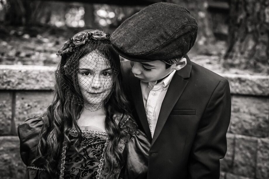 Vintage foto van Nederlandse kinderen die samen een lied zingen