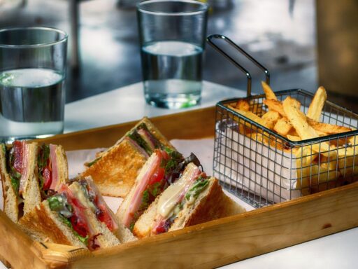 Een klassieke Nederlandse snackbar met een krijtbord en frituurbalie