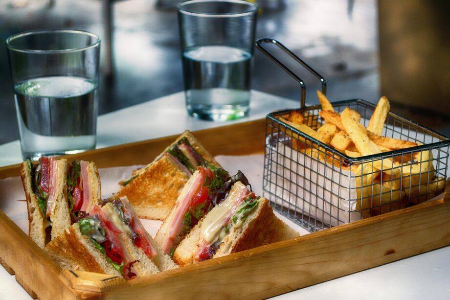 Een klassieke Nederlandse snackbar met een krijtbord en frituurbalie