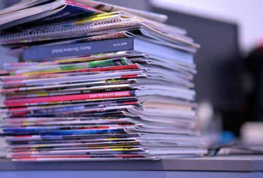 Een stapel oude popmuziektijdschriften uit de jaren 90 met kleurrijke covers