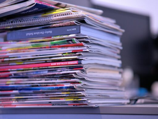 Een stapel oude popmuziektijdschriften uit de jaren 90 met kleurrijke covers