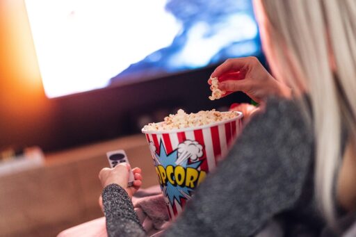 Kinderen die samen naar televisie kijken, als nostalgische herinnering aan kinderprogramma's van vroeger
