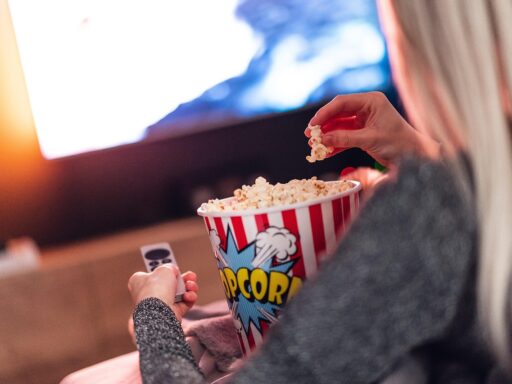 Kinderen die samen naar televisie kijken, als nostalgische herinnering aan kinderprogramma's van vroeger