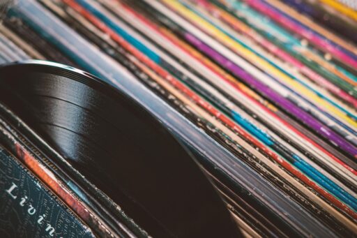 Rijen vinyl platen in een platenzaak, klaar om te bladeren