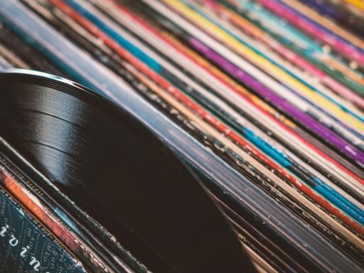 Rijen vinyl platen in een platenzaak, klaar om te bladeren