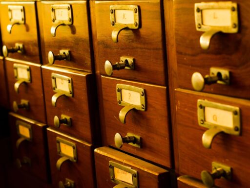 Een houten kaartenbak met kleine lades, zoals die vroeger in schoolbibliotheken te vinden was