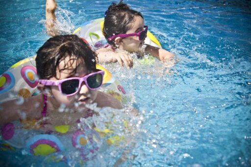 Oude vakantieboekjes voor kinderen uitgespreid op een tafel