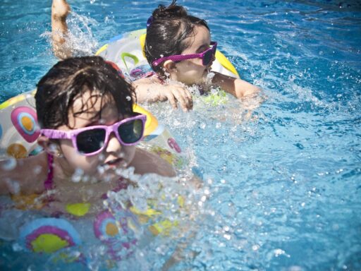 Oude vakantieboekjes voor kinderen uitgespreid op een tafel