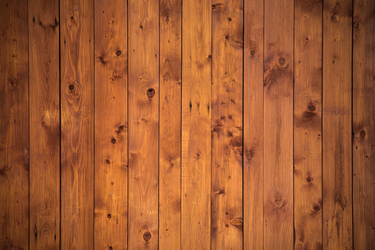 Een groot donkerbruin houten wandmeubel met glazen deurtjes en open planken, typerend voor de Nederlandse woonkamer in de jaren 80