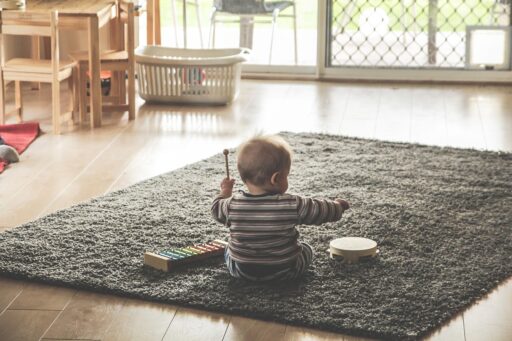 Kinderen spelen stoelendans tijdens een kinderfeestje met plastic stoeltjes in een kring