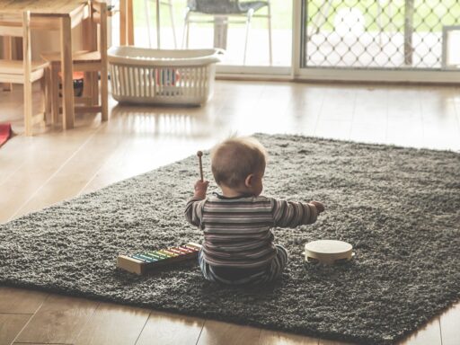Kinderen spelen stoelendans tijdens een kinderfeestje met plastic stoeltjes in een kring