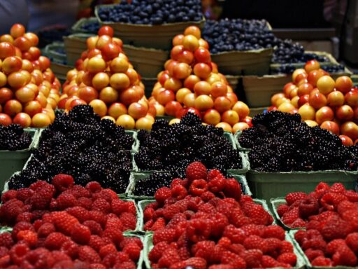 Een drukke Nederlandse markt van vroeger met kramen vol koopwaar en marktkooplieden in klederdracht