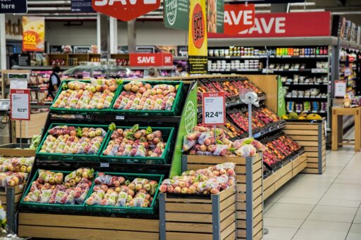 Volle schappen van een oude speelgoedwinkel met dozen en speelgoed uit vroeger tijden