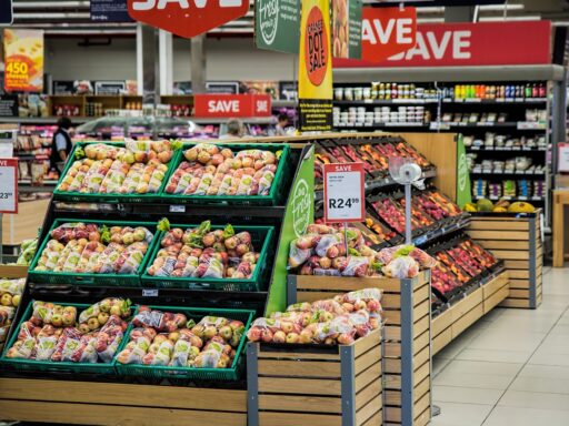 Volle schappen van een oude speelgoedwinkel met dozen en speelgoed uit vroeger tijden