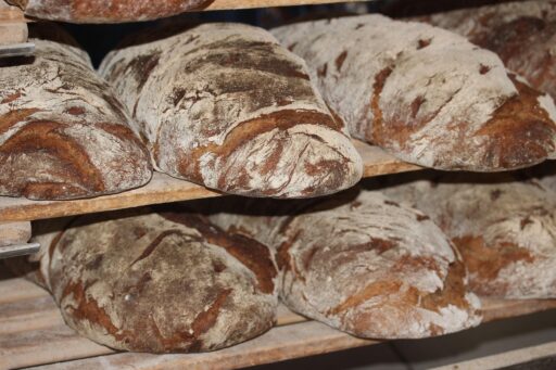 Een oude Nederlandse bakkerij met houten rekken vol vers brood achter de toonbank