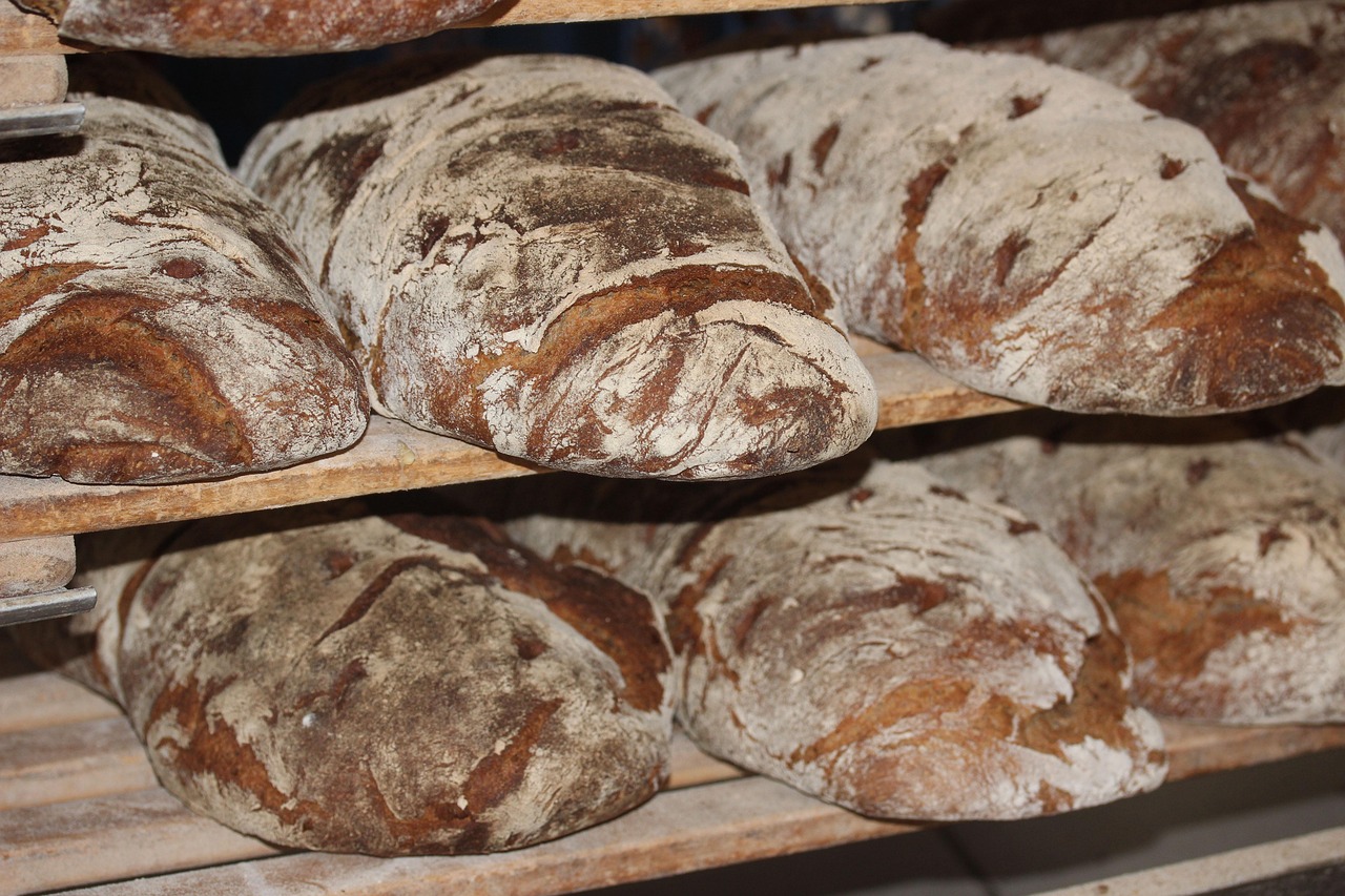 Een oude Nederlandse bakkerij met houten rekken vol vers brood achter de toonbank