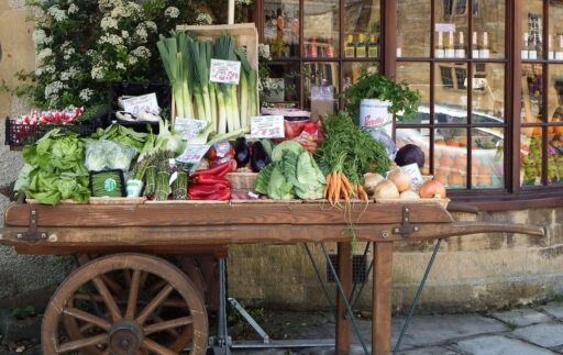 Een marktkraam met verse exotische groenten zoals bok choy en koriander
