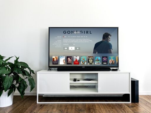 Een gezellige woonkamer op een herfstoch tend met een vintage televisie aan