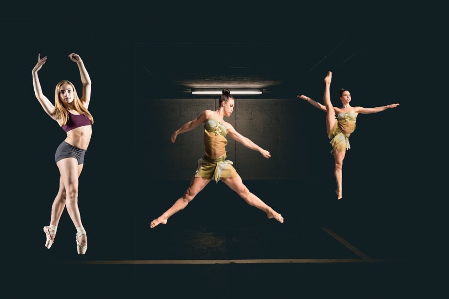 Drie vrouwen optreden op een podium in retro outfits, verwijzend naar de stijl van Nederlandse meidengroepen uit de jaren zeventig en tachtig