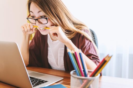 Een oud kantoortje met een bureau, stoelen en testmateriaal zoals je dat vroeger bij de schoolpsycholoog kon tegenkomen