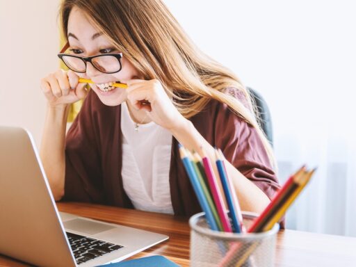 Een oud kantoortje met een bureau, stoelen en testmateriaal zoals je dat vroeger bij de schoolpsycholoog kon tegenkomen