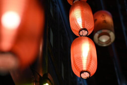 Kinderen in een donkere straat met zelfgemaakte lampionnen tijdens Sint Maarten