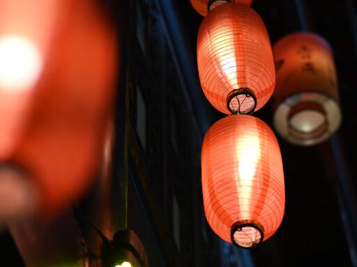 Kinderen in een donkere straat met zelfgemaakte lampionnen tijdens Sint Maarten