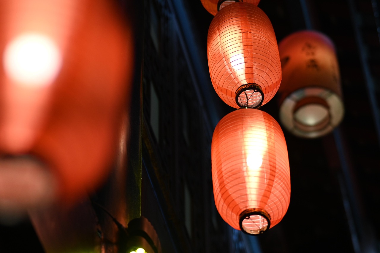 Kinderen in een donkere straat met zelfgemaakte lampionnen tijdens Sint Maarten