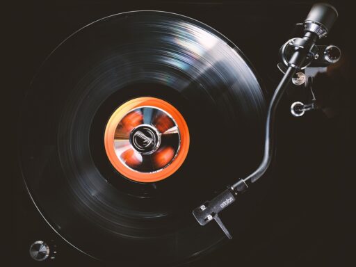 Een oud vinyl platenspeler met kindermuziek, symbool voor nostalgische herinneringen aan klassieke muziek uit de jeugd