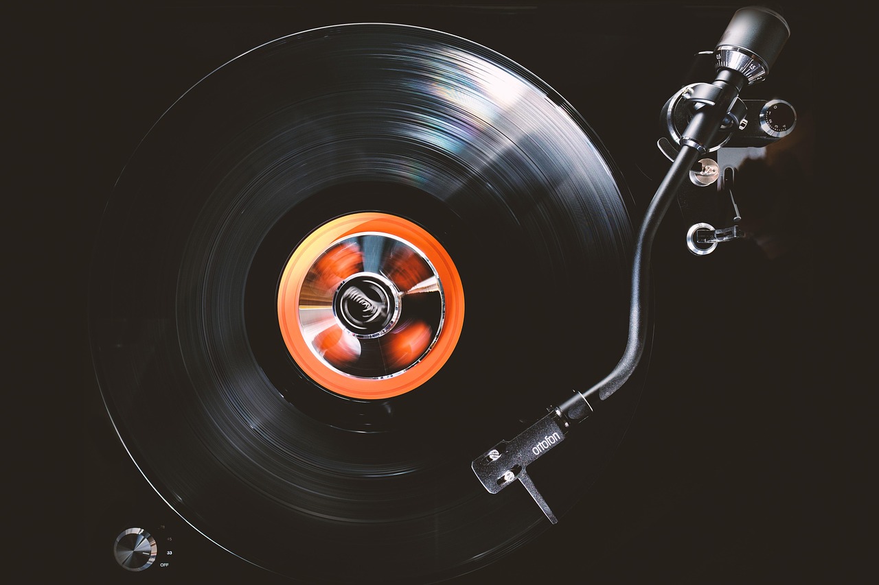 Een oud vinyl platenspeler met kindermuziek, symbool voor nostalgische herinneringen aan klassieke muziek uit de jeugd