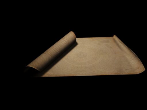 Vergeeld zwemdiploma op een houten tafel, een herinnering aan vroeger